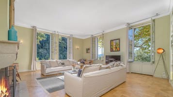 TV, tavolo da ping pong, libri