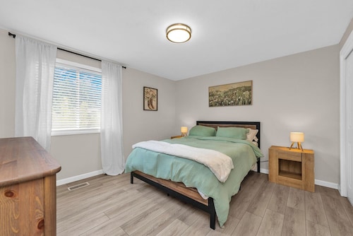 3BR Fabulous Family/Group Getaway-Fully Furnished- Ideal Location