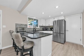 Jääkaappi, mikroaaltouuni, uuni, liesi