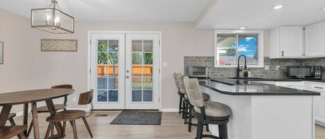 Frigorifero, microonde, forno, piano cottura