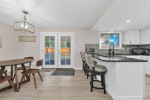 3BR Fabulous Family/Group Getaway-Fully Furnished- Ideal Location