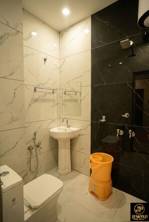 Habitación Premium doble | Baño | Ducha, toallas, jabón y champú