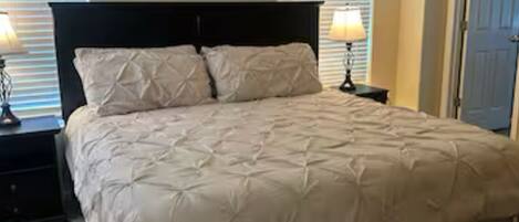 Tabla de planchar con plancha, wifi y ropa de cama