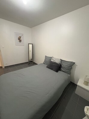 Silitysrauta/-lauta, Wi-Fi, vuodevaatteet