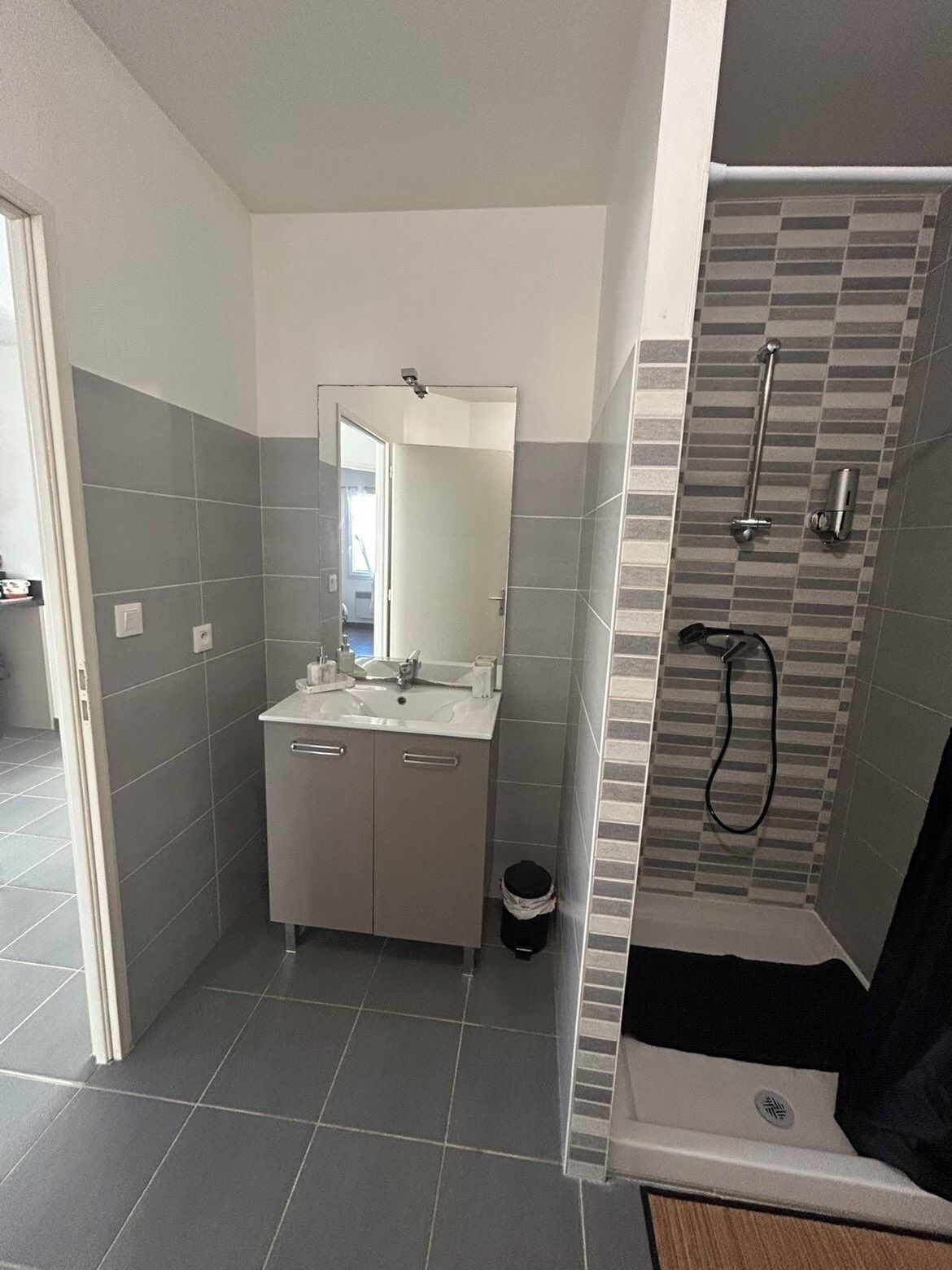 Dusj, hårføner, håndklær og såpe