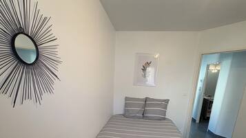 Iron/ironing board, WiFi, bed sheets