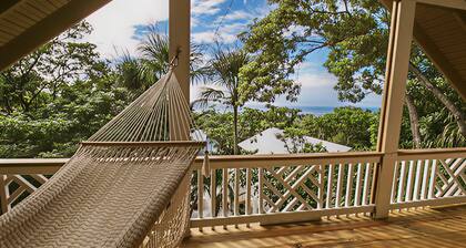 Private 3-bedroom house a three minute walk to Luna Beach