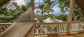 Private 3-bedroom house a three minute walk to Luna Beach