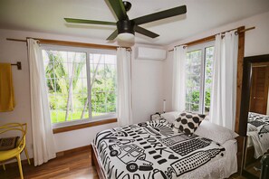 Iron/ironing board, WiFi, bed sheets - Private 3-bedroom house a three minute walk to Luna Beach (Roatan)