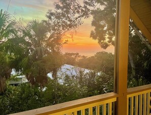 Property grounds - Private 3-bedroom house a three minute walk to Luna Beach (Roatan)
