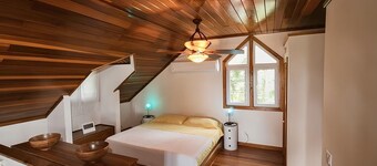 Private 3-bedroom house a three minute walk to Luna Beach