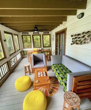 Living area - Private 3-bedroom house a three minute walk to Luna Beach (Roatan)