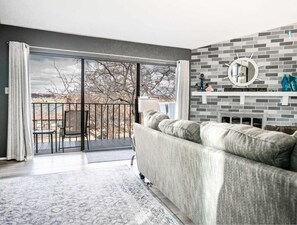TV, fireplace - The Overlook at Interlaken (Lake Geneva)