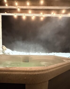 Outdoor spa tub - Okemo ski house with Sauna and Hot Tub (Ludlow)