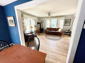 Living area - Okemo ski house with Sauna and Hot Tub (Ludlow)
