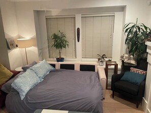3 bedrooms, iron/ironing board, WiFi, bed sheets - Well furnished townhome w/ backyard, Commercial Drive close to downtown (Vancouver)