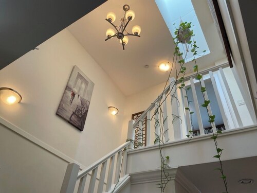Well furnished townhome w/ backyard, Commercial Drive close to downtown