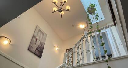 Well furnished townhome w/ backyard, Commercial Drive close to downtown