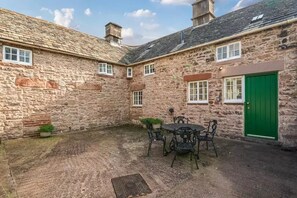 Outdoor dining - Lowther Cottage - Lake District Cottage With Log Burner (Penrith)