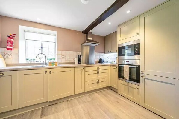 Private kitchen - Lowther Cottage - Lake District Cottage With Log Burner (Penrith)