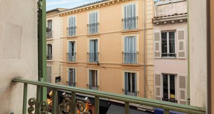Superb 2p AIR CONDITIONED pedestrian street in the old town