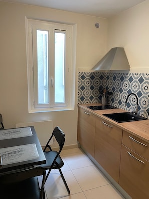 Microwave, stovetop - Superb 2p AIR CONDITIONED pedestrian street in the old town (Antibes)