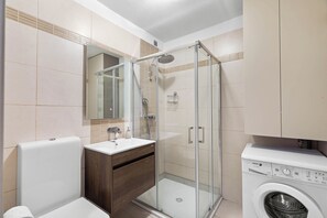 Een douche, een haardroger, handdoeken, toiletpapier