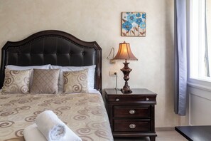 Deluxe Double Room, City View | Peti besi dalam bilik, seterika/papan seterika, Wi-fi percuma