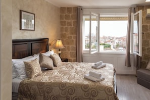 Deluxe Double Room, City View | Peti besi dalam bilik, seterika/papan seterika, Wi-fi percuma