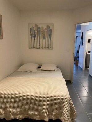 Tabla de planchar con plancha, wifi gratis y ropa de cama 