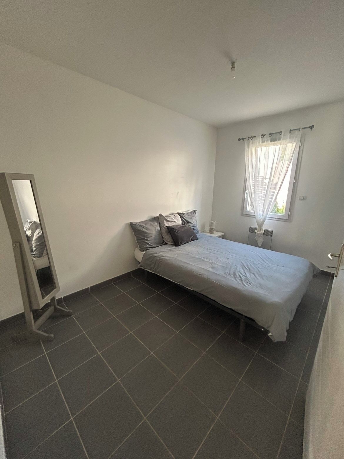 Tabla de planchar con plancha, wifi gratis y ropa de cama 