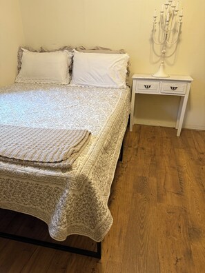 Travel crib, free WiFi, bed sheets