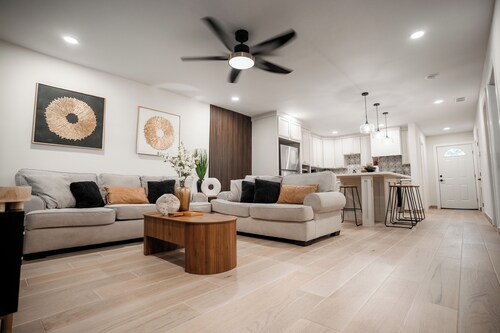 Modern 4BR Retreat-Near McAllen Convention Center