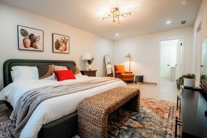 Tabla de planchar con plancha, wifi gratis, ropa de cama