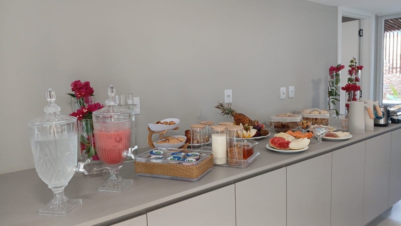 Ein reichhaltiges Buffet mit verschiedenen Speisen, Getränken und Beilagen.