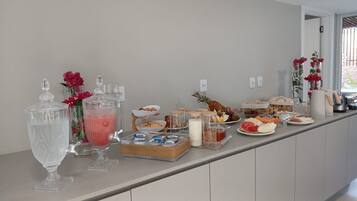 Ein reichhaltiges Buffet mit verschiedenen Speisen, Getränken und Beilagen.