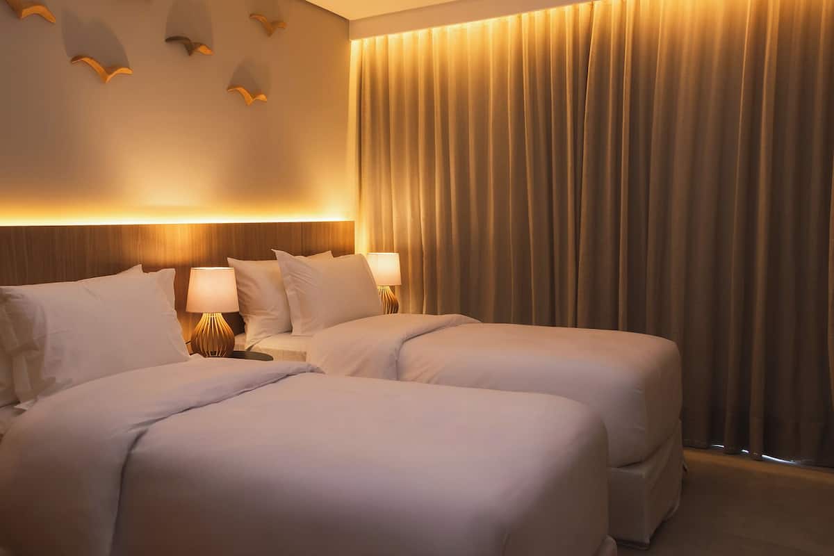 خزنة داخل الغرفة ومكواة/لوح كي وواي فاي مجانًا