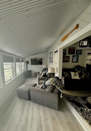 TV - Sweetwater Lane – Lakefront Getaway on Pleasant Lake (Alexander)