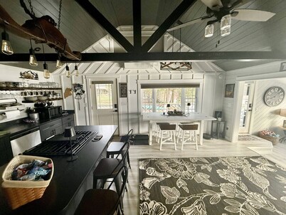 Sweetwater Lane – Lakefront Getaway on Pleasant Lake