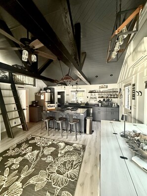 Fridge, microwave, oven, stovetop - Sweetwater Lane – Lakefront Getaway on Pleasant Lake (Alexander)