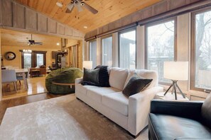 Televisión, chimenea y oficina 