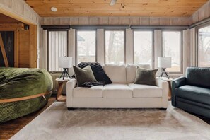 Televisión, chimenea y oficina 