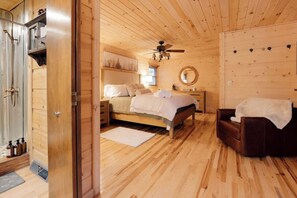 Escritorio, tabla de planchar con plancha, wifi y ropa de cama 