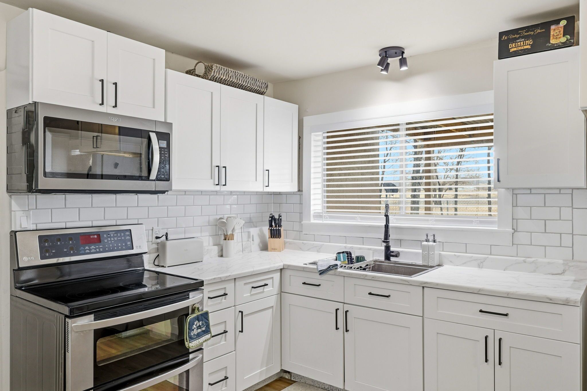 Een koelkast, een microgolfoven, een kookplaat