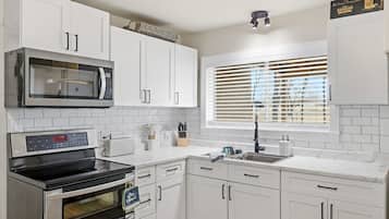 Frigorífico, microondas, horno y placa de cocina