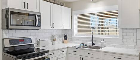 Een koelkast, een microgolfoven, een kookplaat