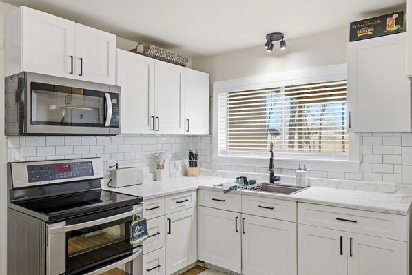 Fridge, microwave, stovetop, coffee/tea maker - 1940s 3-bedroom remodeled farmhouse in historical Springerville AZ (Springerville)