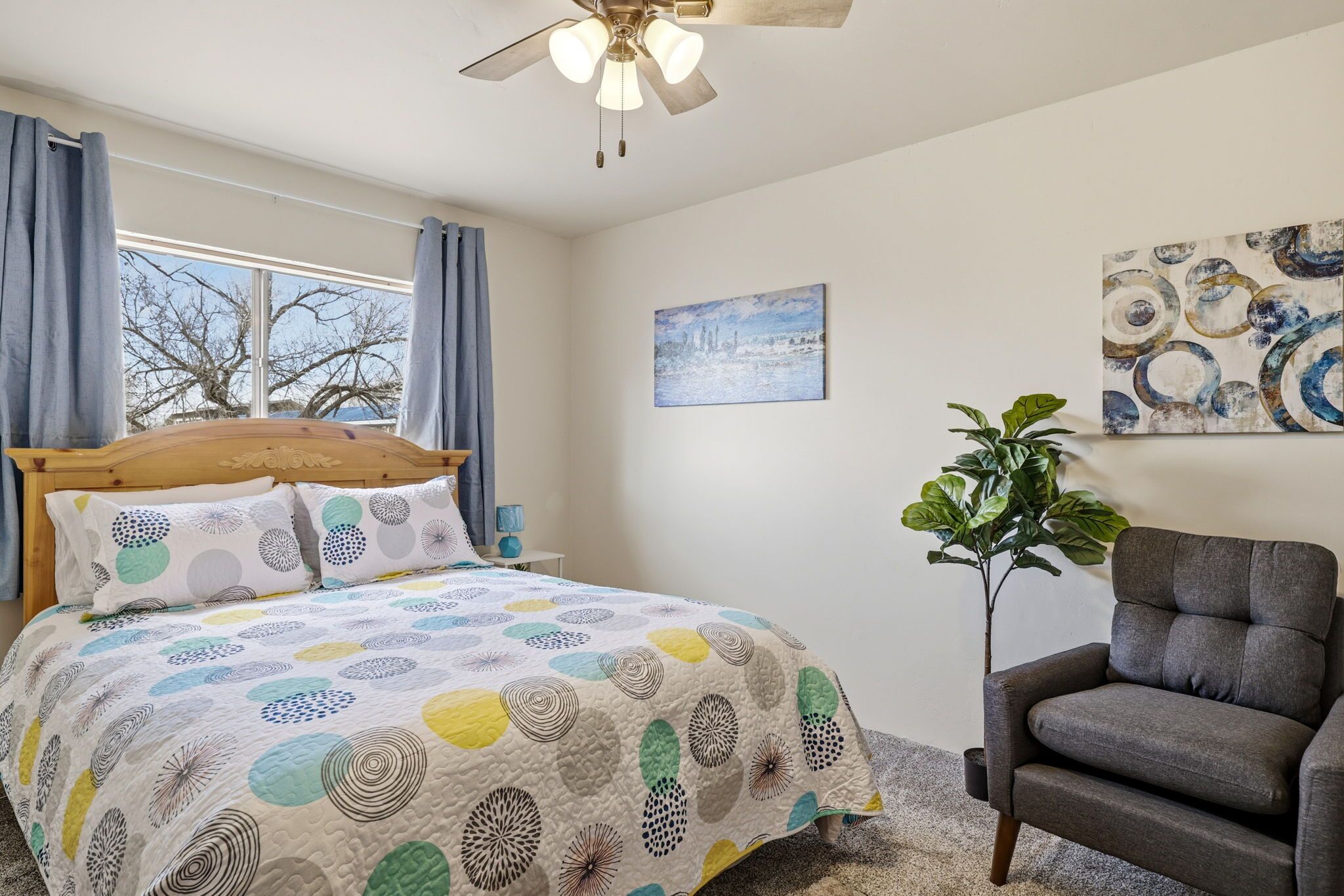 Strykejern/-brett, wi-fi (mot et tillegg) og sengetøy