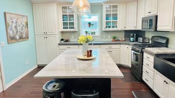 Micro-ondes, four, plaque de cuisson, lave-vaisselle