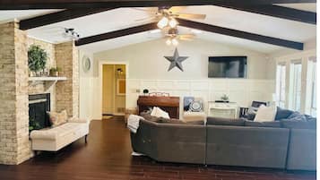 Télévision, cheminée